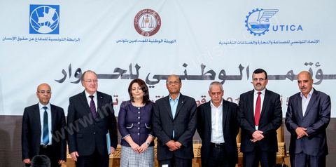5 octobre 2013 : Les 3 présidents, Ali Larayedh, président du gouvernement, Moncef Marzouki, Président de la République et Mustapha Ben Jaafar, Président de l'ANC, au palais des Congrès de Tunis pour le démarrage du Dialogue National en présence des 3 Présidents et supervisé par Houcine Abassi secrétaire Général de l'UGTT, Wided Bouchamaoui, Présidente de l'UTICA, Mohamed Fadhel Mahfoudh, Président de l'ordre national des Avocats et Abdelssattar Ben Moussa, président de la Ligue National des Droits de l'Homme. Quatre semaines de négociations autour de la feuille de route qui prévoit la formation d'un gouvernement apolitique et l'adoption d'un calendrier électoral à la fin du mois.