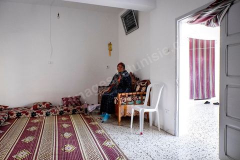 A Jouaouda, village agricole à 70 km au nord de Tunis, dans la maison de Majid et Salouha Bechahed. Ils sont les parents de Ahmed, 32 ans, parti rejoindre Daesch en mars 2012 en Syrie via la Libye, et arrêté par l'armée de Bachar avec 42 autres tunisiens. Dans les geoles de Bachar à Damas, les 43 jeunes jihadistes tunisiens laissent aujourd'hui des familles desemparées par la situation et par cette mouvance extrémiste qui endoctrine leurs fils.