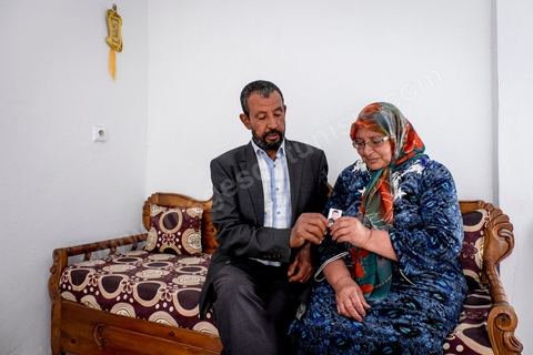 A Jouaouda, village agricole à 70 km au nord de Tunis, dans la maison de Majid et Salouha Bechahed. Ils sont les parents de Ahmed, 32 ans, parti rejoindre Daesch en mars 2012 en Syrie via la Libye, et arrêté par l'armée de Bachar avec 42 autres tunisiens. Dans les geoles de Bachar à Damas, les 43 jeunes jihadistes tunisiens laissent aujourd'hui des familles desemparées par la situation et par cette mouvance extrémiste qui endoctrine leurs fils.
