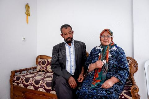 A Jouaouda, village agricole à 70 km au nord de Tunis, dans la maison de Majid et Salouha Bechahed. Ils sont les parents de Ahmed, 32 ans, parti rejoindre Daesch en mars 2012 en Syrie via la Libye, et arrêté par l'armée de Bachar avec 42 autres tunisiens. Dans les geoles de Bachar à Damas, les 43 jeunes jihadistes tunisiens laissent aujourd'hui des familles desemparées par la situation et par cette mouvance extrémiste qui endoctrine leurs fils.