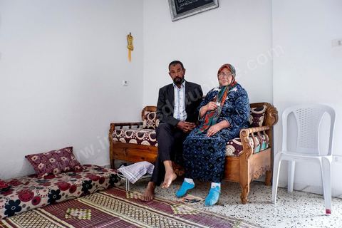 A Jouaouda, village agricole à 70 km au nord de Tunis, dans la maison de Majid et Salouha Bechahed. Ils sont les parents de Ahmed, 32 ans, parti rejoindre Daesch en mars 2012 en Syrie via la Libye, et arrêté par l'armée de Bachar avec 42 autres tunisiens. Dans les geoles de Bachar à Damas, les 43 jeunes jihadistes tunisiens laissent aujourd'hui des familles desemparées par la situation et par cette mouvance extrémiste qui endoctrine leurs fils.