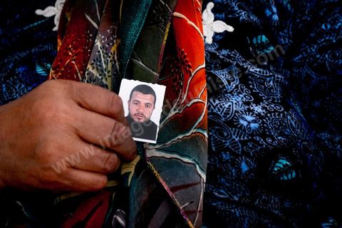 A Jouaouda, village agricole à 70 km au nord de Tunis, dans la maison de Majid et Salouha Bechahed. Ils sont les parents de Ahmed, 32 ans, parti rejoindre Daesch en mars 2012 en Syrie via la Libye, et arrêté par l'armée de Bachar avec 42 autres tunisiens. Dans les geoles de Bachar à Damas, les 43 jeunes jihadistes tunisiens laissent aujourd'hui des familles desemparées par la situation et par cette mouvance extrémiste qui endoctrine leurs fils.