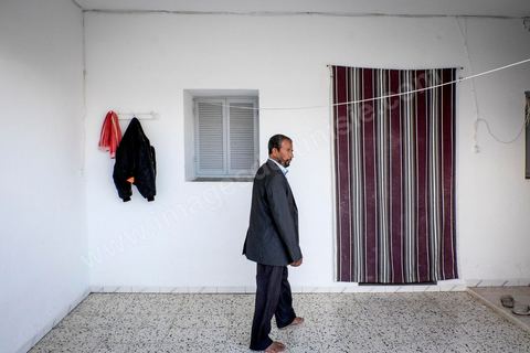 A Jouaouda, village agricole à 70 km au nord de Tunis, dans la maison de Majid et Salouha Bechahed. Ils sont les parents de Ahmed, 32 ans, parti rejoindre Daesch en mars 2012 en Syrie via la Libye, et arrêté par l'armée de Bachar avec 42 autres tunisiens. Dans les geoles de Bachar à Damas, les 43 jeunes jihadistes tunisiens laissent aujourd'hui des familles desemparées par la situation et par cette mouvance extrémiste qui endoctrine leurs fils.