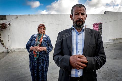 A Jouaouda, village agricole à 70 km au nord de Tunis, dans la maison de Majid et Salouha Bechahed. Ils sont les parents de Ahmed, 32 ans, parti rejoindre Daesch en mars 2012 en Syrie via la Libye, et arrêté par l'armée de Bachar avec 42 autres tunisiens. Dans les geoles de Bachar à Damas, les 43 jeunes jihadistes tunisiens laissent aujourd'hui des familles desemparées par la situation et par cette mouvance extrémiste qui endoctrine leurs fils.