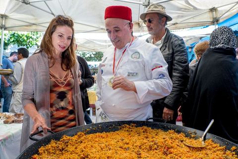 21 novembre 2015 : Victoria Abril a passé deux jours à Tunis pour l'ouverture des JCC, Journées Cinématographiques de Carthage, Festival du film arabo-africain. Après un après-midi au café et restaurant populaire de Saf Saf à La Marsa pour déguster thé à la menthe et brick, le soir elle a asssuré le spectacle sur le tapis rouge et sur la scène du théatre municipal de Tunis. Marraine de ce festival elle est venue annoncer son ouvertue en tenue traditionnelle espagnole de marraine. Elle a remis un prix d'honneur à une grande dame du cineam tunisien Dar Bouchoucha.