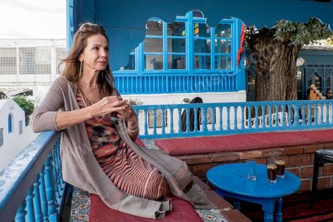 21 novembre 2015 : Victoria Abril a passé deux jours à Tunis pour l'ouverture des JCC, Journées Cinématographiques de Carthage, Festival du film arabo-africain. Après un après-midi au café et restaurant populaire de Saf Saf à La Marsa pour déguster thé à la menthe et brick, le soir elle a asssuré le spectacle sur le tapis rouge et sur la scène du théatre municipal de Tunis. Marraine de ce festival elle est venue annoncer son ouvertue en tenue traditionnelle espagnole de marraine. Elle a remis un prix d'honneur à une grande dame du cineam tunisien Dar Bouchoucha.