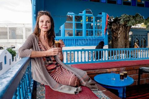 21 novembre 2015 : Victoria Abril a passé deux jours à Tunis pour l'ouverture des JCC, Journées Cinématographiques de Carthage, Festival du film arabo-africain. Après un après-midi au café et restaurant populaire de Saf Saf à La Marsa pour déguster thé à la menthe et brick, le soir elle a asssuré le spectacle sur le tapis rouge et sur la scène du théatre municipal de Tunis. Marraine de ce festival elle est venue annoncer son ouvertue en tenue traditionnelle espagnole de marraine. Elle a remis un prix d'honneur à une grande dame du cineam tunisien Dar Bouchoucha.