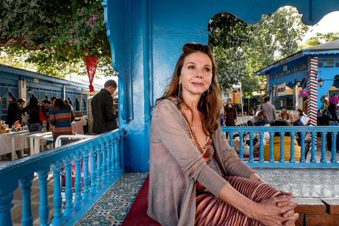 21 novembre 2015 : Victoria Abril a passé deux jours à Tunis pour l'ouverture des JCC, Journées Cinématographiques de Carthage, Festival du film arabo-africain. Après un après-midi au café et restaurant populaire de Saf Saf à La Marsa pour déguster thé à la menthe et brick, le soir elle a asssuré le spectacle sur le tapis rouge et sur la scène du théatre municipal de Tunis. Marraine de ce festival elle est venue annoncer son ouvertue en tenue traditionnelle espagnole de marraine. Elle a remis un prix d'honneur à une grande dame du cineam tunisien Dar Bouchoucha.