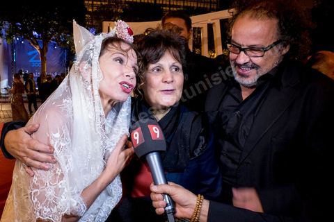 21 novembre 2015 : Victoria Abril a passé deux jours à Tunis pour l'ouverture des JCC, Journées Cinématographiques de Carthage, Festival du film arabo-africain. Après un après-midi au café et restaurant populaire de Saf Saf à La Marsa pour déguster thé à la menthe et brick, le soir elle a asssuré le spectacle sur le tapis rouge et sur la scène du théatre municipal de Tunis. Marraine de ce festival elle est venue annoncer son ouvertue en tenue traditionnelle espagnole de marraine. Elle a remis un prix d'honneur à une grande dame du cineam tunisien Dar Bouchoucha.