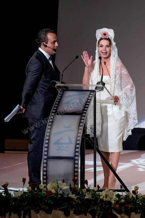 21 novembre 2015 : Victoria Abril a passé deux jours à Tunis pour l'ouverture des JCC, Journées Cinématographiques de Carthage, Festival du film arabo-africain. Après un après-midi au café et restaurant populaire de Saf Saf à La Marsa pour déguster thé à la menthe et brick, le soir elle a asssuré le spectacle sur le tapis rouge et sur la scène du théatre municipal de Tunis. Marraine de ce festival elle est venue annoncer son ouvertue en tenue traditionnelle espagnole de marraine. Elle a remis un prix d'honneur à une grande dame du cineam tunisien Dar Bouchoucha.