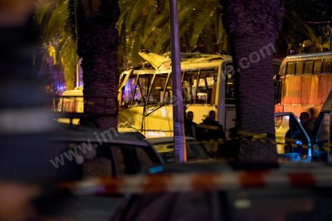 24 novembre 2015 : vers 17h une attaque terroriste au centre ville de Tunis contre un bus de la police présidentielle. Selon les premières infos un kamikaze se serait fait exploser dans un bus de policiers. Bilan provisoire environ 15 policiers morts et 20 blessés. L'attaque a eu lieu à 200 m de l'avenue Bourguiba en plein coeur de Tunis. 