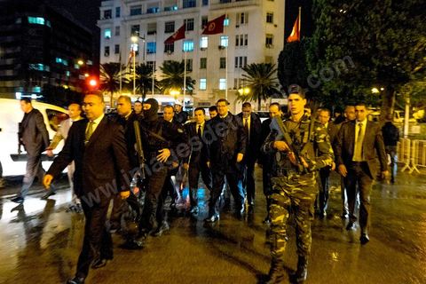 24 novembre 2015 : vers 17h une attaque terroriste au centre ville de Tunis contre un bus de la police présidentielle. Selon les premières infos un kamikaze se serait fait exploser dans un bus de policiers. Bilan provisoire environ 15 policiers morts et 20 blessés. L'attaque a eu lieu à 200 m de l'avenue Bourguiba en plein coeur de Tunis.  Premier Ministre Habib Essid et le Ministre de l'intérieur sur place 1h après l'attaque.