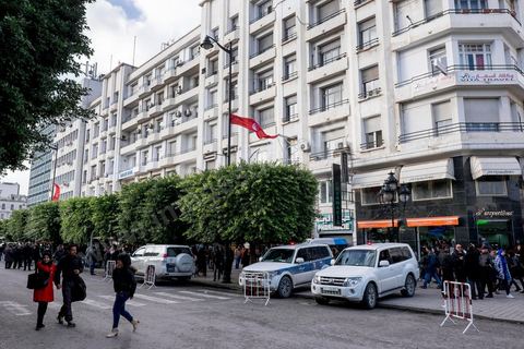 26 novembre 2015 : Dispositif de sécurité devant la salle. Dans le cadre des JCC, Journées Cinématographiques de Carthage, Festival du film arabo-africain, à Tunis, première projection dans un pays musulman du film "Much Loved" du réalisateur marocain Nabil Ayouch. Deux jours après l'attentat terroriste contre un bus de la police présidentiel à quelques centaines de mètres des salles de cinema des JCC, la projection de "Much Loved" devenait un double défi. Le directeur des JCC Brahim Eltaief et Nabil Ayouch ont tenu à maintenir sa programation comme l'ensemble de celle du fetsival. La salle se remplit de plus d'un millier de cinéphiles pour rencontrer Nabil Ayouch et voir en avant première arabe l'excellent film qui expose cruement mais avec grand talent la réalité des prostitués marocaines. La projection fut suivie d'une conférence de presse.