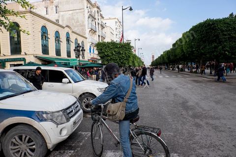 26 novembre 2015 : Dispositif de sécurité devant la salle. Dans le cadre des JCC, Journées Cinématographiques de Carthage, Festival du film arabo-africain, à Tunis, première projection dans un pays musulman du film "Much Loved" du réalisateur marocain Nabil Ayouch. Deux jours après l'attentat terroriste contre un bus de la police présidentiel à quelques centaines de mètres des salles de cinema des JCC, la projection de "Much Loved" devenait un double défi. Le directeur des JCC Brahim Eltaief et Nabil Ayouch ont tenu à maintenir sa programation comme l'ensemble de celle du fetsival. La salle se remplit de plus d'un millier de cinéphiles pour rencontrer Nabil Ayouch et voir en avant première arabe l'excellent film qui expose cruement mais avec grand talent la réalité des prostitués marocaines. La projection fut suivie d'une conférence de presse.