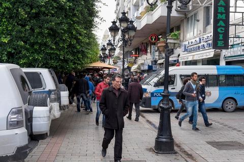 26 novembre 2015 : Dispositif de sécurité devant la salle. Dans le cadre des JCC, Journées Cinématographiques de Carthage, Festival du film arabo-africain, à Tunis, première projection dans un pays musulman du film "Much Loved" du réalisateur marocain Nabil Ayouch. Deux jours après l'attentat terroriste contre un bus de la police présidentiel à quelques centaines de mètres des salles de cinema des JCC, la projection de "Much Loved" devenait un double défi. Le directeur des JCC Brahim Eltaief et Nabil Ayouch ont tenu à maintenir sa programation comme l'ensemble de celle du fetsival. La salle se remplit de plus d'un millier de cinéphiles pour rencontrer Nabil Ayouch et voir en avant première arabe l'excellent film qui expose cruement mais avec grand talent la réalité des prostitués marocaines. La projection fut suivie d'une conférence de presse.
