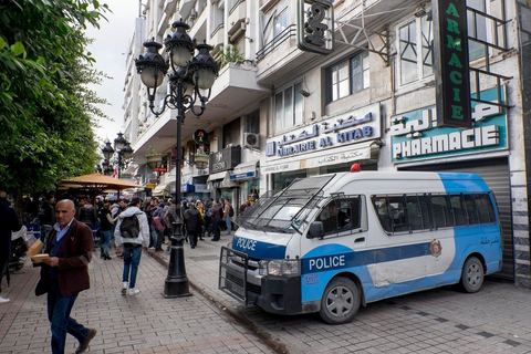 26 novembre 2015 : Dispositif de sécurité devant la salle. Dans le cadre des JCC, Journées Cinématographiques de Carthage, Festival du film arabo-africain, à Tunis, première projection dans un pays musulman du film "Much Loved" du réalisateur marocain Nabil Ayouch. Deux jours après l'attentat terroriste contre un bus de la police présidentiel à quelques centaines de mètres des salles de cinema des JCC, la projection de "Much Loved" devenait un double défi. Le directeur des JCC Brahim Eltaief et Nabil Ayouch ont tenu à maintenir sa programation comme l'ensemble de celle du fetsival. La salle se remplit de plus d'un millier de cinéphiles pour rencontrer Nabil Ayouch et voir en avant première arabe l'excellent film qui expose cruement mais avec grand talent la réalité des prostitués marocaines. La projection fut suivie d'une conférence de presse.