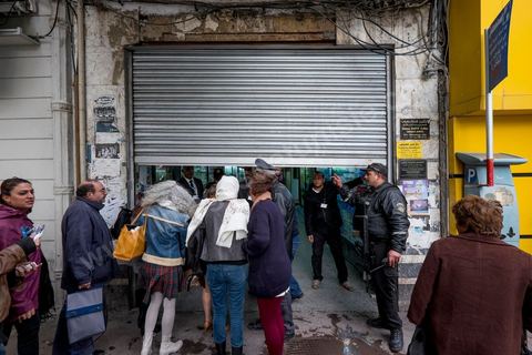 26 novembre 2015 : Dispositif de sécurité devant la salle. Dans le cadre des JCC, Journées Cinématographiques de Carthage, Festival du film arabo-africain, à Tunis, première projection dans un pays musulman du film "Much Loved" du réalisateur marocain Nabil Ayouch. Deux jours après l'attentat terroriste contre un bus de la police présidentiel à quelques centaines de mètres des salles de cinéma des JCC, la projection de "Much Loved" devenait un double défi. Le directeur des JCC Brahim Eltaief et Nabil Ayouch ont tenu à maintenir sa programmation comme l'ensemble de celle du fetsival. La salle se remplit de plus d'un millier de cinéphiles pour rencontrer Nabil Ayouch et voir en avant première arabe l'excellent film qui expose cruement mais avec grand talent la réalité des prostitués marocaines. La projection fut suivie d'une conférence de presse.