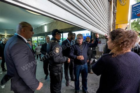 26 novembre 2015 : Dispositif de sécurité devant la salle. Dans le cadre des JCC, Journées Cinématographiques de Carthage, Festival du film arabo-africain, à Tunis, première projection dans un pays musulman du film "Much Loved" du réalisateur marocain Nabil Ayouch. Deux jours après l'attentat terroriste contre un bus de la police présidentiel à quelques centaines de mètres des salles de cinéma des JCC, la projection de "Much Loved" devenait un double défi. Le directeur des JCC Brahim Eltaief et Nabil Ayouch ont tenu à maintenir sa programmation comme l'ensemble de celle du fetsival. La salle se remplit de plus d'un millier de cinéphiles pour rencontrer Nabil Ayouch et voir en avant première arabe l'excellent film qui expose cruement mais avec grand talent la réalité des prostitués marocaines. La projection fut suivie d'une conférence de presse.