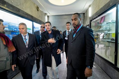 26 novembre 2015 : Arrivée de Nabil Ayouch sous haute escorte sécuritaire. Dans le cadre des JCC, Journées Cinématographiques de Carthage, Festival du film arabo-africain, à Tunis, première projection dans un pays musulman du film "Much Loved" du réalisateur marocain Nabil Ayouch. Deux jours après l'attentat terroriste contre un bus de la police présidentiel à quelques centaines de mètres des salles de cinéma des JCC, la projection de "Much Loved" devenait un double défi. Le directeur des JCC Brahim Eltaief et Nabil Ayouch ont tenu à maintenir sa programmation comme l'ensemble de celle du fetsival. La salle se remplit de plus d'un millier de cinéphiles pour rencontrer Nabil Ayouch et voir en avant première arabe l'excellent film qui expose cruement mais avec grand talent la réalité des prostitués marocaines. La projection fut suivie d'une conférence de presse.