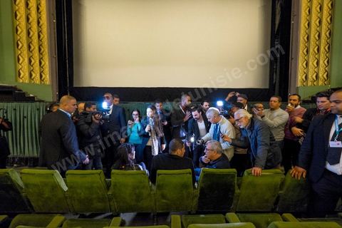 26 novembre 2015 : La presse impatiente d'interviewer Nabil Ayouch dasn la salle de projection. Dans le cadre des JCC, Journées Cinématographiques de Carthage, Festival du film arabo-africain, à Tunis, première projection dans un pays musulman du film "Much Loved" du réalisateur marocain Nabil Ayouch. Deux jours après l'attentat terroriste contre un bus de la police présidentiel à quelques centaines de mètres des salles de cinéma des JCC, la projection de "Much Loved" devenait un double défi. Le directeur des JCC Brahim Eltaief et Nabil Ayouch ont tenu à maintenir sa programmation comme l'ensemble de celle du fetsival. La salle se remplit de plus d'un millier de cinéphiles pour rencontrer Nabil Ayouch et voir en avant première arabe l'excellent film qui expose cruement mais avec grand talent la réalité des prostitués marocaines. La projection fut suivie d'une conférence de presse.