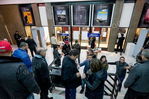26 novembre 2015 : Contrôle sécuritaire à l'entrée de la salle. Dans le cadre des JCC, Journées Cinématographiques de Carthage, Festival du film arabo-africain, à Tunis, première projection dans un pays musulman du film "Much Loved" du réalisateur marocain Nabil Ayouch. Deux jours après l'attentat terroriste contre un bus de la police présidentiel à quelques centaines de mètres des salles de cinéma des JCC, la projection de "Much Loved" devenait un double défi. Le directeur des JCC Brahim Eltaief et Nabil Ayouch ont tenu à maintenir sa programmation comme l'ensemble de celle du fetsival. La salle se remplit de plus d'un millier de cinéphiles pour rencontrer Nabil Ayouch et voir en avant première arabe l'excellent film qui expose cruement mais avec grand talent la réalité des prostitués marocaines. La projection fut suivie d'une conférence de presse.