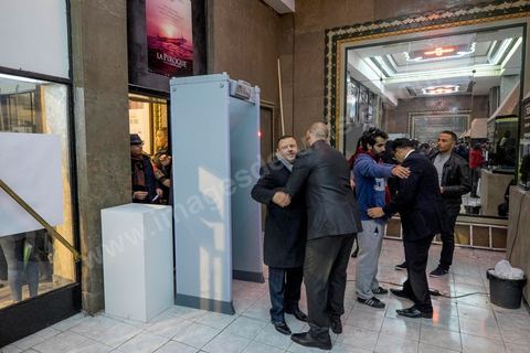 26 novembre 2015 : Contrôle sécuritaire à l'entrée de la salle. Dans le cadre des JCC, Journées Cinématographiques de Carthage, Festival du film arabo-africain, à Tunis, première projection dans un pays musulman du film "Much Loved" du réalisateur marocain Nabil Ayouch. Deux jours après l'attentat terroriste contre un bus de la police présidentiel à quelques centaines de mètres des salles de cinéma des JCC, la projection de "Much Loved" devenait un double défi. Le directeur des JCC Brahim Eltaief et Nabil Ayouch ont tenu à maintenir sa programmation comme l'ensemble de celle du fetsival. La salle se remplit de plus d'un millier de cinéphiles pour rencontrer Nabil Ayouch et voir en avant première arabe l'excellent film qui expose cruement mais avec grand talent la réalité des prostitués marocaines. La projection fut suivie d'une conférence de presse.