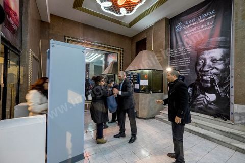 26 novembre 2015 : Contrôle sécuritaire à l'entrée de la salle. Dans le cadre des JCC, Journées Cinématographiques de Carthage, Festival du film arabo-africain, à Tunis, première projection dans un pays musulman du film "Much Loved" du réalisateur marocain Nabil Ayouch. Deux jours après l'attentat terroriste contre un bus de la police présidentiel à quelques centaines de mètres des salles de cinéma des JCC, la projection de "Much Loved" devenait un double défi. Le directeur des JCC Brahim Eltaief et Nabil Ayouch ont tenu à maintenir sa programmation comme l'ensemble de celle du fetsival. La salle se remplit de plus d'un millier de cinéphiles pour rencontrer Nabil Ayouch et voir en avant première arabe l'excellent film qui expose cruement mais avec grand talent la réalité des prostitués marocaines. La projection fut suivie d'une conférence de presse.