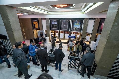 26 novembre 2015 : Contrôle sécuritaire à l'entrée de la salle. Dans le cadre des JCC, Journées Cinématographiques de Carthage, Festival du film arabo-africain, à Tunis, première projection dans un pays musulman du film "Much Loved" du réalisateur marocain Nabil Ayouch. Deux jours après l'attentat terroriste contre un bus de la police présidentiel à quelques centaines de mètres des salles de cinéma des JCC, la projection de "Much Loved" devenait un double défi. Le directeur des JCC Brahim Eltaief et Nabil Ayouch ont tenu à maintenir sa programmation comme l'ensemble de celle du fetsival. La salle se remplit de plus d'un millier de cinéphiles pour rencontrer Nabil Ayouch et voir en avant première arabe l'excellent film qui expose cruement mais avec grand talent la réalité des prostitués marocaines. La projection fut suivie d'une conférence de presse.
