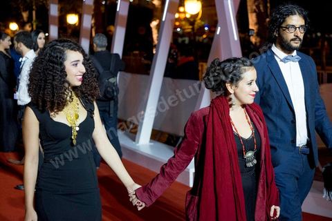 28 novembre 2015 : Défilé de stars et personnalités sur le tapis rouge de l'avenue Habib Bourguiba. Cérémonie de cloture des JCC au théâtre municipal de Tunis au coeur de la capitale meutrie il y a quelques jours à peine par une attaque suicide terroriste qui a fait 12 morts parmis les policiers de la garde présidentielle. La cérémonie avancée pour cause de couvre feu a été un moment d'hommage à la culture qui a su faire face à la terreur durant cette semaine et l'occasion de primée les artistes et réalisateur du monde arabo-africain. 