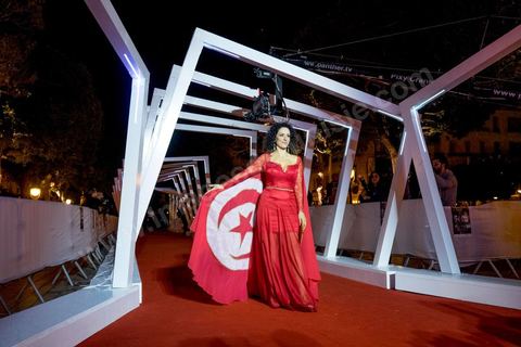 28 novembre 2015 : Défilé de stars et personnalités sur le tapis rouge de l'avenue Habib Bourguiba. Cérémonie de cloture des JCC au théâtre municipal de Tunis au coeur de la capitale meutrie il y a quelques jours à peine par une attaque suicide terroriste qui a fait 12 morts parmis les policiers de la garde présidentielle. La cérémonie avancée pour cause de couvre feu a été un moment d'hommage à la culture qui a su faire face à la terreur durant cette semaine et l'occasion de primée les artistes et réalisateur du monde arabo-africain. 