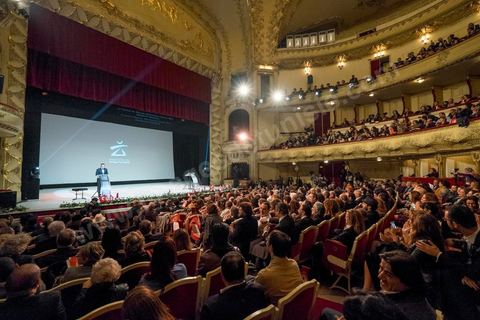 28 novembre 2015 : à l'intérieur du théâtre, la salle est pleine, Bassem Youssef maitre de cérémonie. Cérémonie de cloture des JCC au théâtre municipal de Tunis au coeur de la capitale meutrie il y a quelques jours à peine par une attaque suicide terroriste qui a fait 12 morts parmis les policiers de la garde présidentielle. La cérémonie avancée pour cause de couvre feu a été un moment d'hommage à la culture qui a su faire face à la terreur durant cette semaine et l'occasion de primée les artistes et réalisateur du monde arabo-africain. 