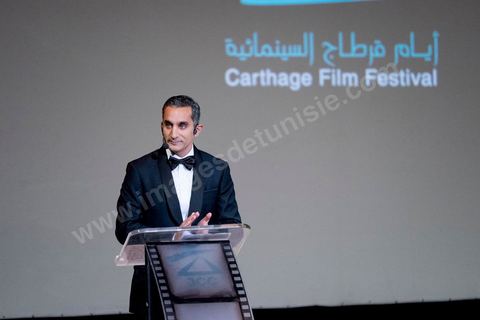 28 novembre 2015 : Bassem Youssef maitre de cérémonie. Cérémonie de cloture des JCC au théâtre municipal de Tunis au coeur de la capitale meutrie il y a quelques jours à peine par une attaque suicide terroriste qui a fait 12 morts parmis les policiers de la garde présidentielle. La cérémonie avancée pour cause de couvre feu a été un moment d'hommage à la culture qui a su faire face à la terreur durant cette semaine et l'occasion de primée les artistes et réalisateur du monde arabo-africain. 