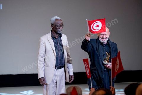 28 novembre 2015 : Hommage et prix d'honneur au réalisateur tunisien Nouri Bouzid remis par Souleymane Cissé. Cérémonie de cloture des JCC au théâtre municipal de Tunis au coeur de la capitale meutrie il y a quelques jours à peine par une attaque suicide terroriste qui a fait 12 morts parmis les policiers de la garde présidentielle. La cérémonie avancée pour cause de couvre feu a été un moment d'hommage à la culture qui a su faire face à la terreur durant cette semaine et l'occasion de primée les artistes et réalisateur du monde arabo-africain. 