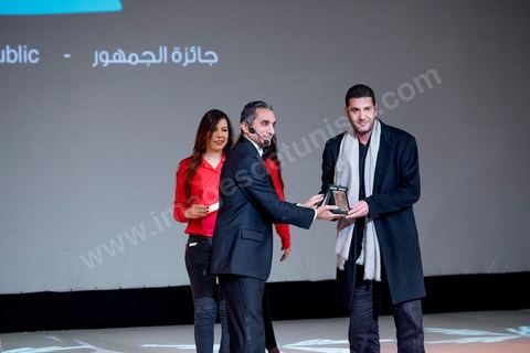 28 novembre 2015 : Bassem Youssef, maitre de cérémonie, remet à Nabil Ayouch le Prix du Public pour son film "Much Loved". Cérémonie de cloture des JCC au théâtre municipal de Tunis au coeur de la capitale meutrie il y a quelques jours à peine par une attaque suicide terroriste qui a fait 12 morts parmis les policiers de la garde présidentielle. La cérémonie avancée pour cause de couvre feu a été un moment d'hommage à la culture qui a su faire face à la terreur durant cette semaine et l'occasion de primée les artistes et réalisateur du monde arabo-africain. 