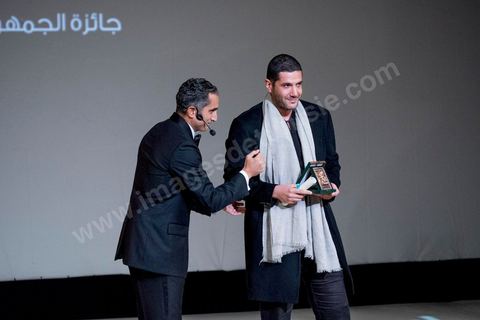 28 novembre 2015 : Bassem Youssef, maitre de cérémonie, remet à Nabil Ayouch le Prix du Public pour son film "Much Loved". Cérémonie de cloture des JCC au théâtre municipal de Tunis au coeur de la capitale meutrie il y a quelques jours à peine par une attaque suicide terroriste qui a fait 12 morts parmis les policiers de la garde présidentielle. La cérémonie avancée pour cause de couvre feu a été un moment d'hommage à la culture qui a su faire face à la terreur durant cette semaine et l'occasion de primée les artistes et réalisateur du monde arabo-africain. 
