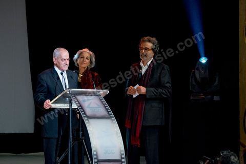 28 novembre 2015 : Houcine Abbassi remet le prix UGTT à Leyla Bouzid, jeune réalisatrice tunisienne qui a reçu plusieurs prix le Tanit de Bronze, le prix FIPRESCI, la mention spéciale du Jury UGTT et le Prix du jury TV5 Monde pour son film "à peine j'ouvre les yeux". Cérémonie de cloture des JCC au théâtre municipal de Tunis au coeur de la capitale meutrie il y a quelques jours à peine par une attaque suicide terroriste qui a fait 12 morts parmis les policiers de la garde présidentielle. La cérémonie avancée pour cause de couvre feu a été un moment d'hommage à la culture qui a su faire face à la terreur durant cette semaine et l'occasion de primée les artistes et réalisateur du monde arabo-africain. 
