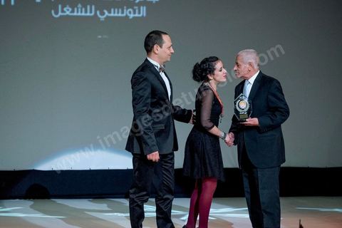 28 novembre 2015 : Houcine Abbassi remet le prix UGTT à Leyla Bouzid, jeune réalisatrice tunisienne qui a reçu plusieurs prix le Tanit de Bronze, le prix FIPRESCI, la mention spéciale du Jury UGTT et le Prix du jury TV5 Monde pour son film "à peine j'ouvre les yeux". Cérémonie de cloture des JCC au théâtre municipal de Tunis au coeur de la capitale meutrie il y a quelques jours à peine par une attaque suicide terroriste qui a fait 12 morts parmis les policiers de la garde présidentielle. La cérémonie avancée pour cause de couvre feu a été un moment d'hommage à la culture qui a su faire face à la terreur durant cette semaine et l'occasion de primée les artistes et réalisateur du monde arabo-africain. 