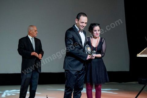 28 novembre 2015 : Houcine Abbassi remet le prix UGTT à Leyla Bouzid, jeune réalisatrice tunisienne qui a reçu plusieurs prix le Tanit de Bronze, le prix FIPRESCI, la mention spéciale du Jury UGTT et le Prix du jury TV5 Monde pour son film "à peine j'ouvre les yeux". Cérémonie de cloture des JCC au théâtre municipal de Tunis au coeur de la capitale meutrie il y a quelques jours à peine par une attaque suicide terroriste qui a fait 12 morts parmis les policiers de la garde présidentielle. La cérémonie avancée pour cause de couvre feu a été un moment d'hommage à la culture qui a su faire face à la terreur durant cette semaine et l'occasion de primée les artistes et réalisateur du monde arabo-africain. 