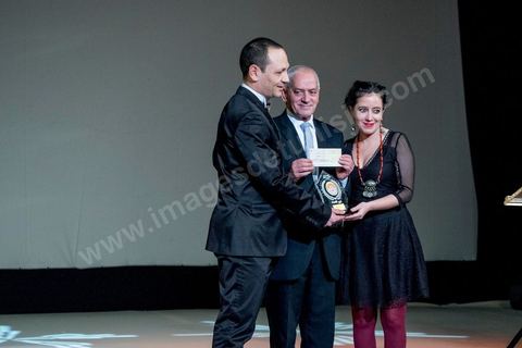 28 novembre 2015 : Houcine Abbassi remet le prix UGTT à Leyla Bouzid, jeune réalisatrice tunisienne qui a reçu plusieurs prix le Tanit de Bronze, le prix FIPRESCI, la mention spéciale du Jury UGTT et le Prix du jury TV5 Monde pour son film "à peine j'ouvre les yeux". Cérémonie de cloture des JCC au théâtre municipal de Tunis au coeur de la capitale meutrie il y a quelques jours à peine par une attaque suicide terroriste qui a fait 12 morts parmis les policiers de la garde présidentielle. La cérémonie avancée pour cause de couvre feu a été un moment d'hommage à la culture qui a su faire face à la terreur durant cette semaine et l'occasion de primée les artistes et réalisateur du monde arabo-africain. 