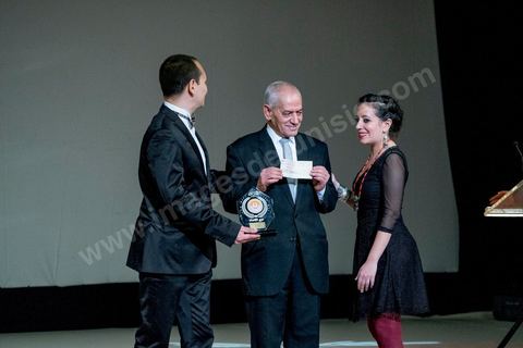 28 novembre 2015 : Houcine Abbassi remet le prix UGTT à Leyla Bouzid, jeune réalisatrice tunisienne qui a reçu plusieurs prix le Tanit de Bronze, le prix FIPRESCI, la mention spéciale du Jury UGTT et le Prix du jury TV5 Monde pour son film "à peine j'ouvre les yeux". Cérémonie de cloture des JCC au théâtre municipal de Tunis au coeur de la capitale meutrie il y a quelques jours à peine par une attaque suicide terroriste qui a fait 12 morts parmis les policiers de la garde présidentielle. La cérémonie avancée pour cause de couvre feu a été un moment d'hommage à la culture qui a su faire face à la terreur durant cette semaine et l'occasion de primée les artistes et réalisateur du monde arabo-africain. 
