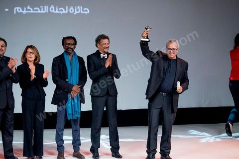 28 novembre 2015 : Brahim Eltaief, Directeur des JCC remet le Prix du Jury à Nabil AYouch, réalisateur marocain du film "Much Loved". Cérémonie de cloture des JCC au théâtre municipal de Tunis au coeur de la capitale meutrie il y a quelques jours à peine par une attaque suicide terroriste qui a fait 12 morts parmis les policiers de la garde présidentielle. La cérémonie avancée pour cause de couvre feu a été un moment d'hommage à la culture qui a su faire face à la terreur durant cette semaine et l'occasion de primée les artistes et réalisateur du monde arabo-africain. 