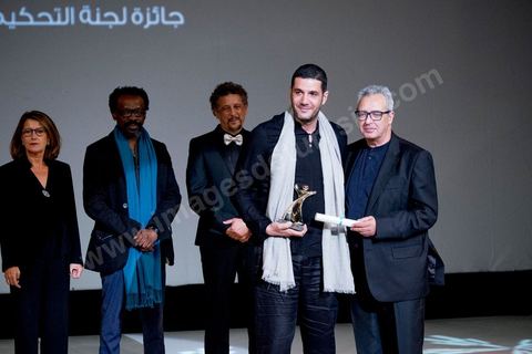 28 novembre 2015 : Brahim Eltaief, Directeur des JCC remet le Prix du Jury à Nabil AYouch, réalisateur marocain du film "Much Loved". Cérémonie de cloture des JCC au théâtre municipal de Tunis au coeur de la capitale meutrie il y a quelques jours à peine par une attaque suicide terroriste qui a fait 12 morts parmis les policiers de la garde présidentielle. La cérémonie avancée pour cause de couvre feu a été un moment d'hommage à la culture qui a su faire face à la terreur durant cette semaine et l'occasion de primée les artistes et réalisateur du monde arabo-africain. 