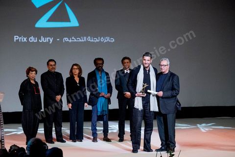 28 novembre 2015 : Brahim Eltaief, Directeur des JCC remet le Prix du Jury à Nabil AYouch, réalisateur marocain du film "Much Loved". Cérémonie de cloture des JCC au théâtre municipal de Tunis au coeur de la capitale meutrie il y a quelques jours à peine par une attaque suicide terroriste qui a fait 12 morts parmis les policiers de la garde présidentielle. La cérémonie avancée pour cause de couvre feu a été un moment d'hommage à la culture qui a su faire face à la terreur durant cette semaine et l'occasion de primée les artistes et réalisateur du monde arabo-africain. 