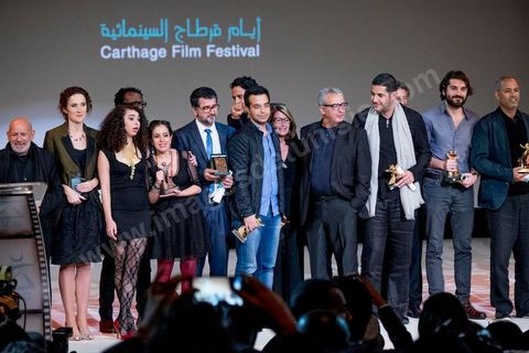 28 novembre 2015 : Photos de famille de l'ensemble des primés. Cérémonie de cloture des JCC au théâtre municipal de Tunis au coeur de la capitale meutrie il y a quelques jours à peine par une attaque suicide terroriste qui a fait 12 morts parmis les policiers de la garde présidentielle. La cérémonie avancée pour cause de couvre feu a été un moment d'hommage à la culture qui a su faire face à la terreur durant cette semaine et l'occasion de primée les artistes et réalisateur du monde arabo-africain. 
