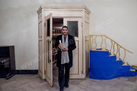 28 novembre 2015 : dasn les coulisses du théâtre Nabil Ayouch avec son prix du Jury. Cérémonie de cloture des JCC au théâtre municipal de Tunis au coeur de la capitale meutrie il y a quelques jours à peine par une attaque suicide terroriste qui a fait 12 morts parmis les policiers de la garde présidentielle. La cérémonie avancée pour cause de couvre feu a été un moment d'hommage à la culture qui a su faire face à la terreur durant cette semaine et l'occasion de primée les artistes et réalisateur du monde arabo-africain. 