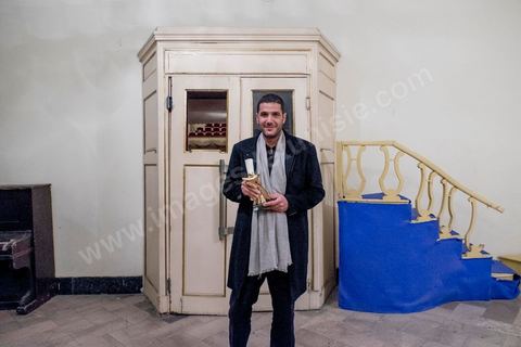 28 novembre 2015 : dasn les coulisses du théâtre Nabil Ayouch avec son prix du Jury. Cérémonie de cloture des JCC au théâtre municipal de Tunis au coeur de la capitale meutrie il y a quelques jours à peine par une attaque suicide terroriste qui a fait 12 morts parmis les policiers de la garde présidentielle. La cérémonie avancée pour cause de couvre feu a été un moment d'hommage à la culture qui a su faire face à la terreur durant cette semaine et l'occasion de primée les artistes et réalisateur du monde arabo-africain. 