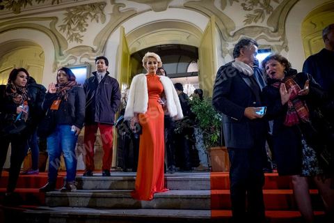 28 novembre 2015 : Cérémonie de cloture des JCC au théâtre municipal de Tunis au coeur de la capitale meutrie il y a quelques jours à peine par une attaque suicide terroriste qui a fait 12 morts parmis les policiers de la garde présidentielle. La cérémonie avancée pour cause de couvre feu a été un moment d'hommage à la culture qui a su faire face à la terreur durant cette semaine et l'occasion de primée les artistes et réalisateur du monde arabo-africain. 