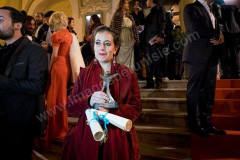 28 novembre 2015 : Leila Bouzid à la sortie de la Cérémonie de cloture des JCC au théâtre municipal de Tunis au coeur de la capitale meutrie il y a quelques jours à peine par une attaque suicide terroriste qui a fait 12 morts parmis les policiers de la garde présidentielle. La cérémonie avancée pour cause de couvre feu a été un moment d'hommage à la culture qui a su faire face à la terreur durant cette semaine et l'occasion de primée les artistes et réalisateur du monde arabo-africain. 
