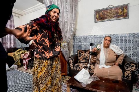 Dans un quartier populaire de Sousse, chez Fatiha Jebali, cette maman dont son fils Hamza est parti en Syrie en 2012, conserve un contact régulier avec son fils. "Elle reçoit régulièrement de fortes sommes d'argent, elle pleure son départ au jihad, mais en réalité elle soutient cette décicion qui l'a fait vivre" raconte un proche.   