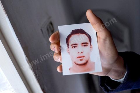 Dans un quartier populaire de Sousse, chez Fatiha Jebali, cette maman dont son fils Hamza est parti en Syrie en 2012, conserve un contact régulier avec son fils. La soeur Nawras me montre un autre portrait de son frère Hamza.